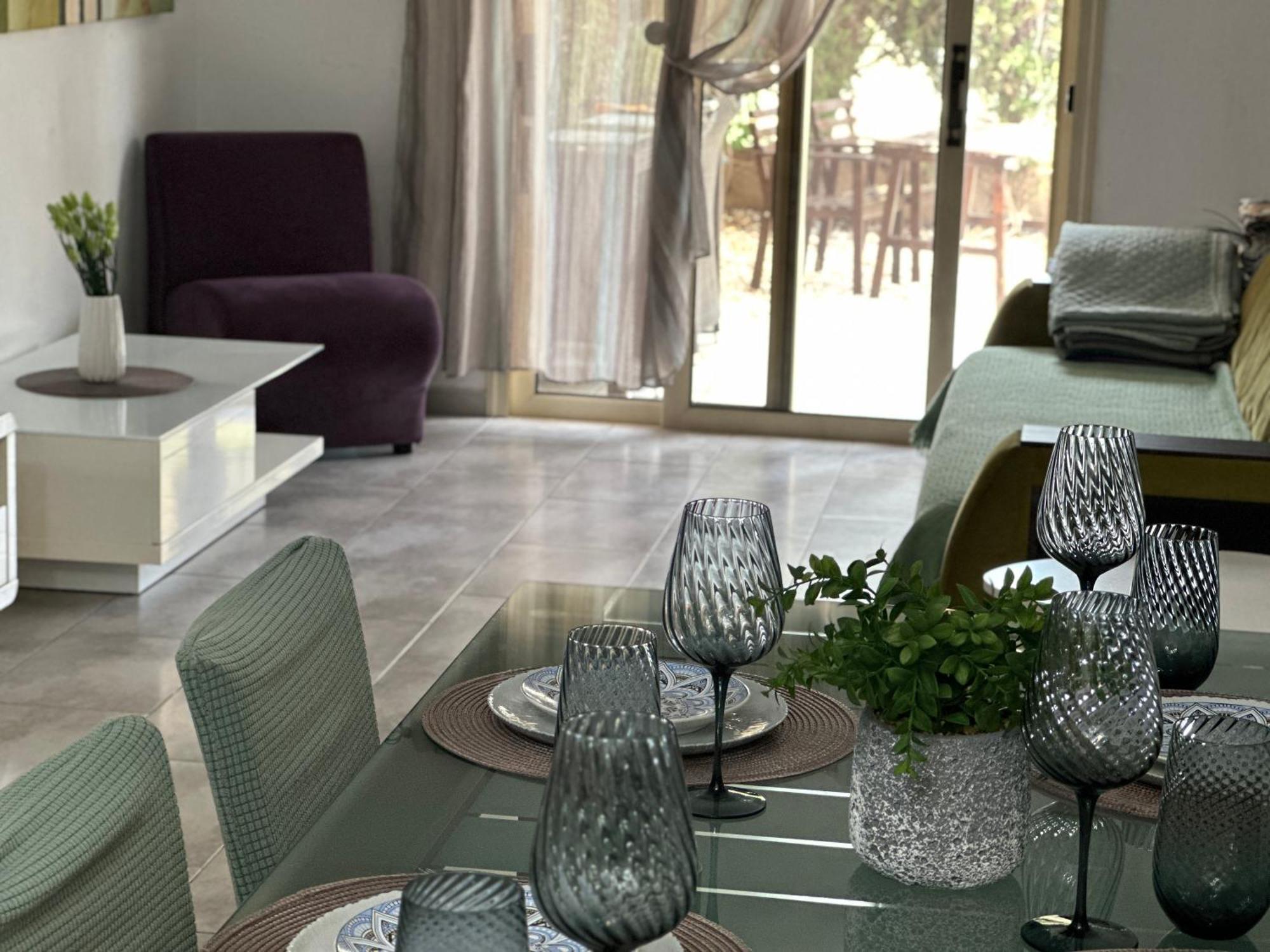 Beautiful Apartment Near The Sea And A Large Private Garden Paphos Exterior photo
